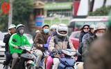 Người Hà Nội mặc thêm áo mưa ra đường vì lạnh